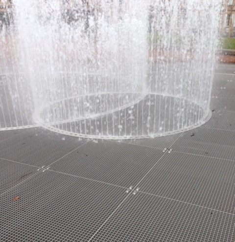 Grille pour fontaine réalisée en caillebotis permettant une circulation piétonne