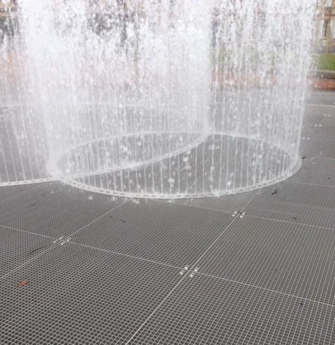 Grille pour fontaine réalisée en caillebotis permettant une circulation piétonne