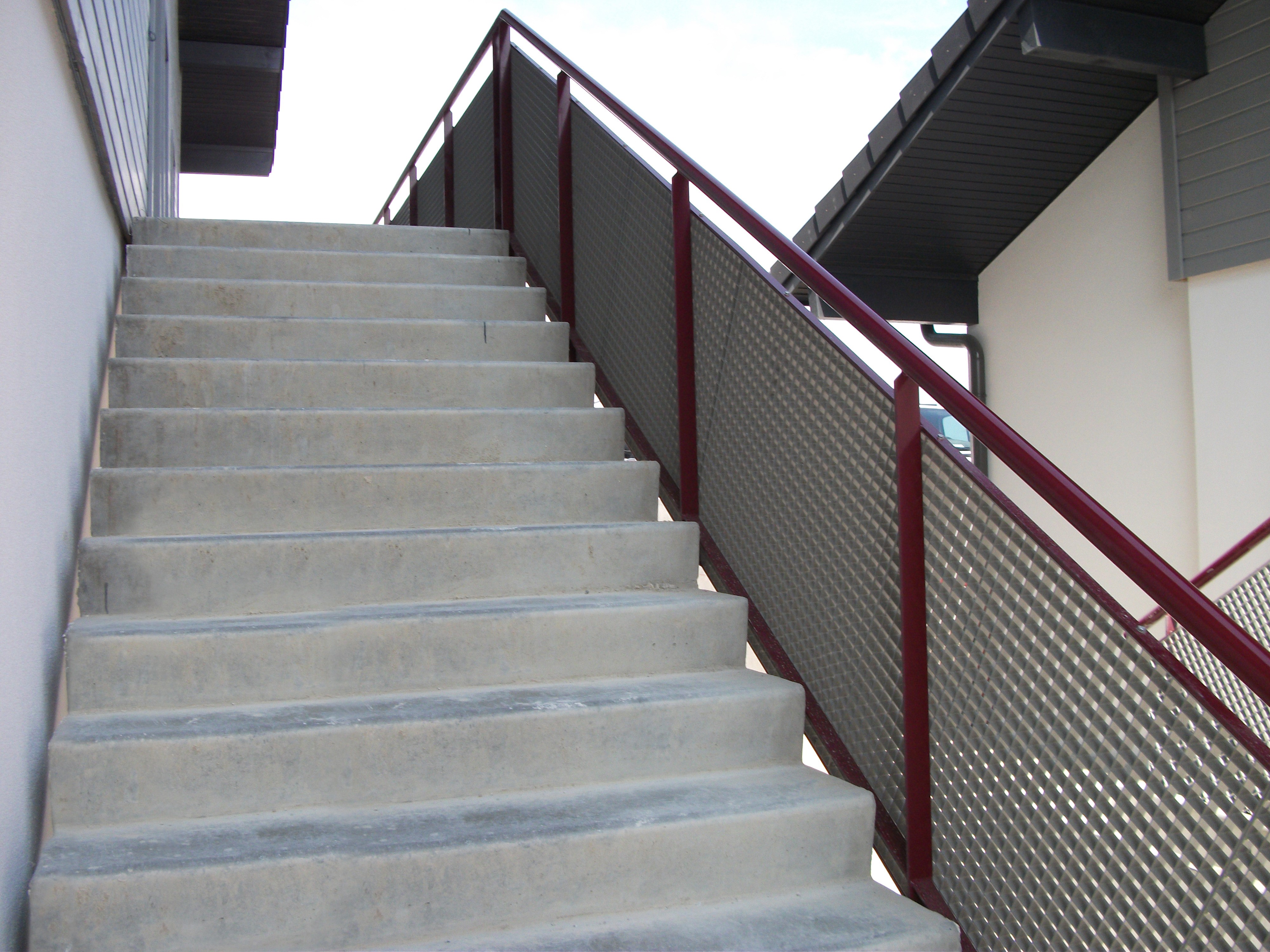 Rampe d’escalier réalisé avec du caillebotis pressé pour remplissage de garde-corps