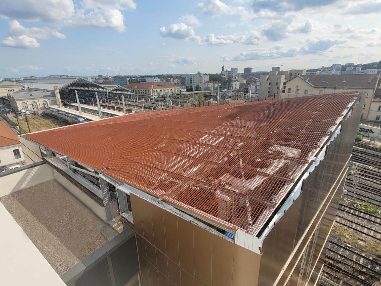 En sur-toiture, le caillebotis permet de protéger les installations de chauffage et climatisation