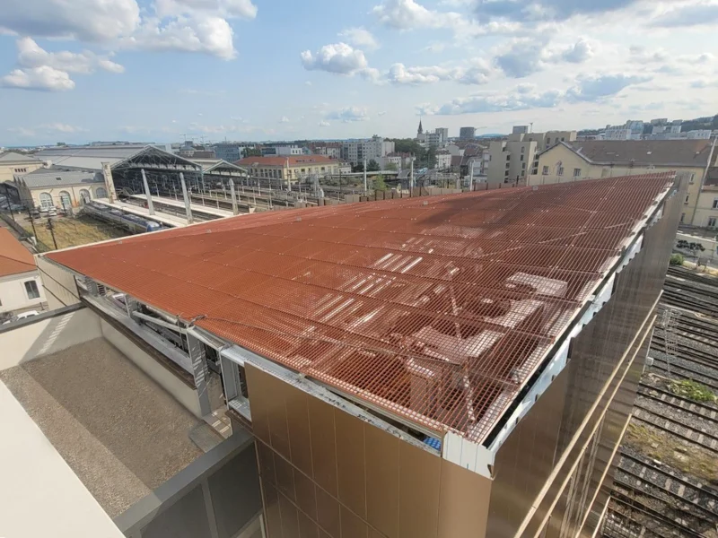 En sur-toiture, le caillebotis permet de protéger les installations de chauffage et climatisation