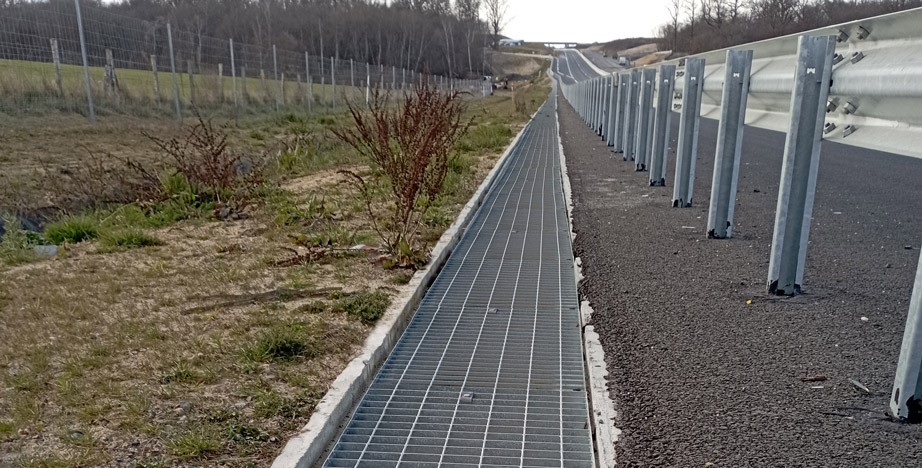 Caillebotis T3A aux abords d’une route