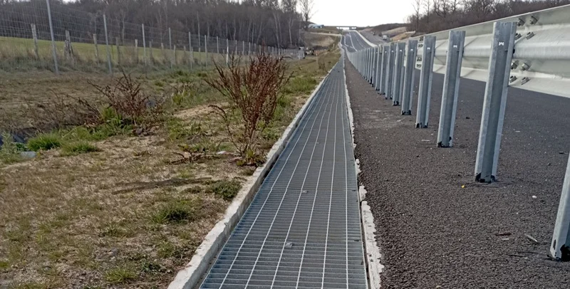 Caillebotis T3A aux abords d’une route