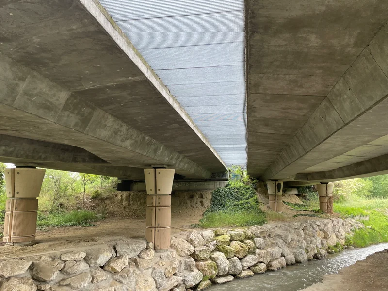 Caillebotis T3A entre les voies de cette autoroute