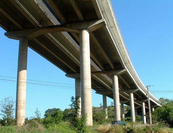 Caillebotis T3B disposés entre les voies d’une autoroute