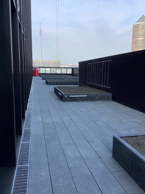 Caniveau avec caillebotis, idéal pour l’évacuation d’eau