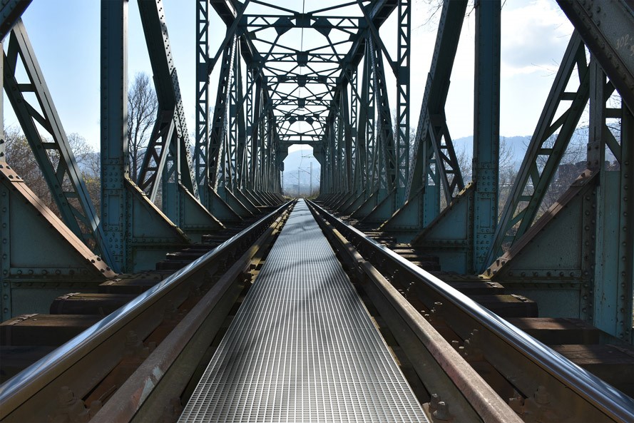 Caillebotis en polyester sur ouvrage d’art, entre les rails