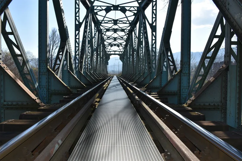 Caillebotis en polyester sur ouvrage d’art, entre les rails