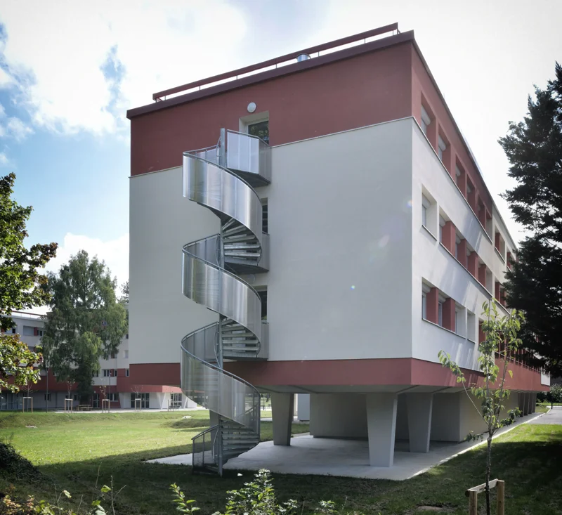 Escalier de secours esthétique dans un immeuble d’habitation