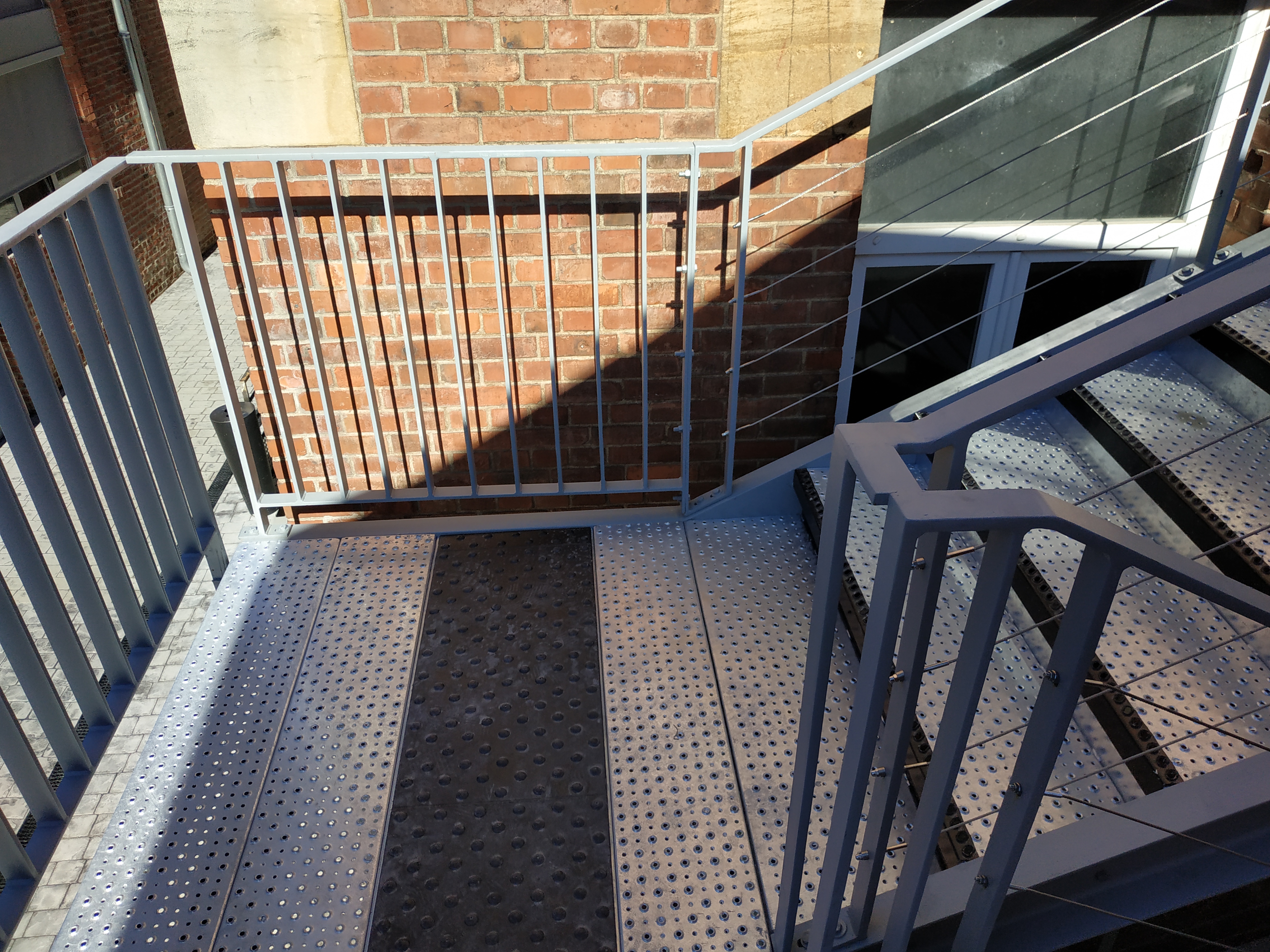Dalle podotactile sur un escalier quart tournant