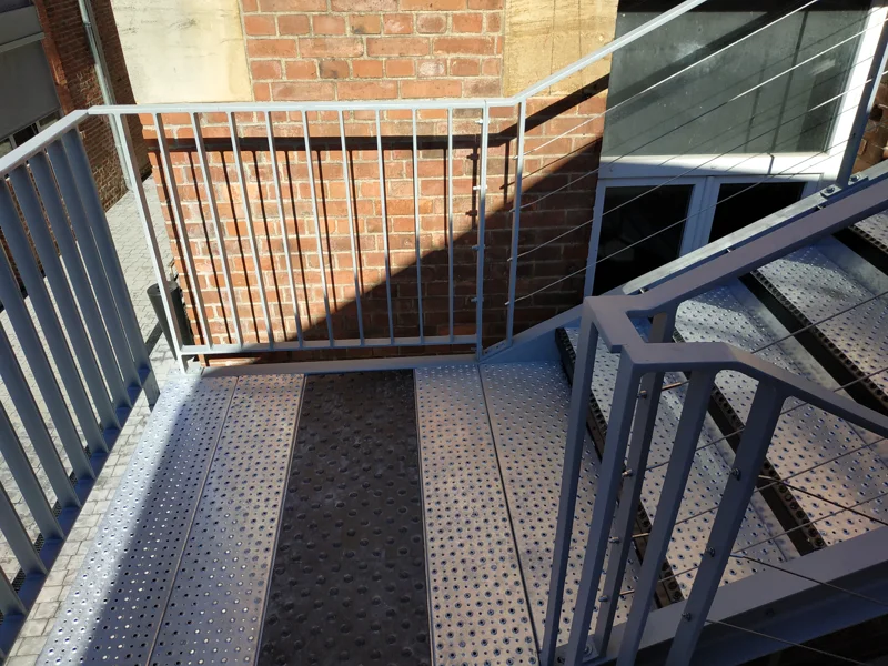 Dalle podotactile sur un escalier quart tournant