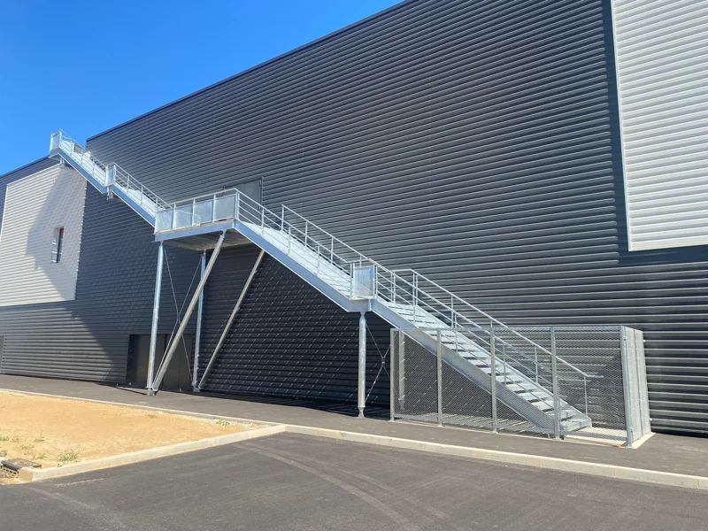 Escalier droit réalisé en marches en grilles de sécurité