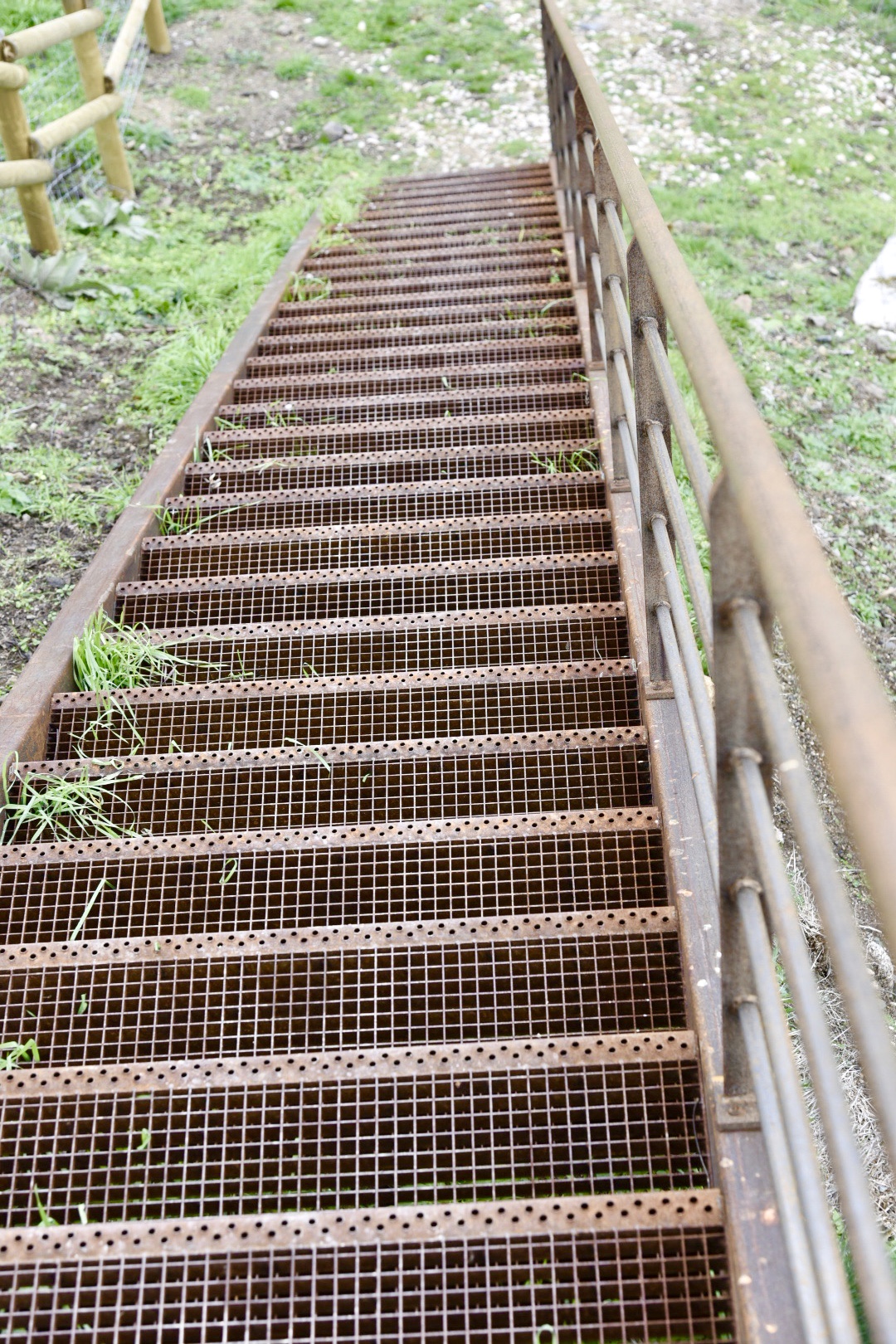 Marche d’escalier en caillebotis pressé acier Corten