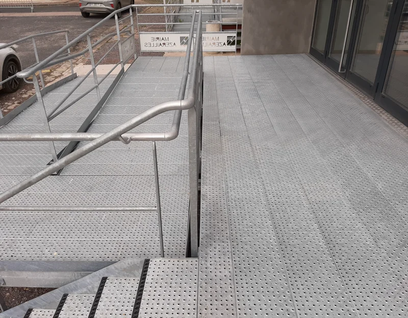Grille de sécurité PS-PMR utilisée en rampe pour les Personnes à Mobilité Réduite devant un bâtiment administratif