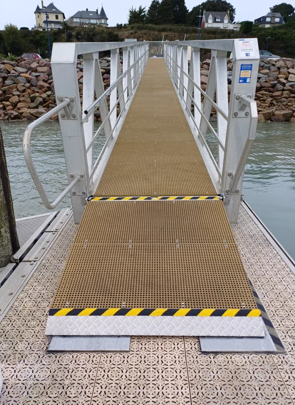 Passerelle piétonne en caillebotis polyester beige dans un port