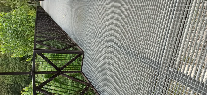 Passerelle piétonne en caillebotis pressé dans un parc animalier