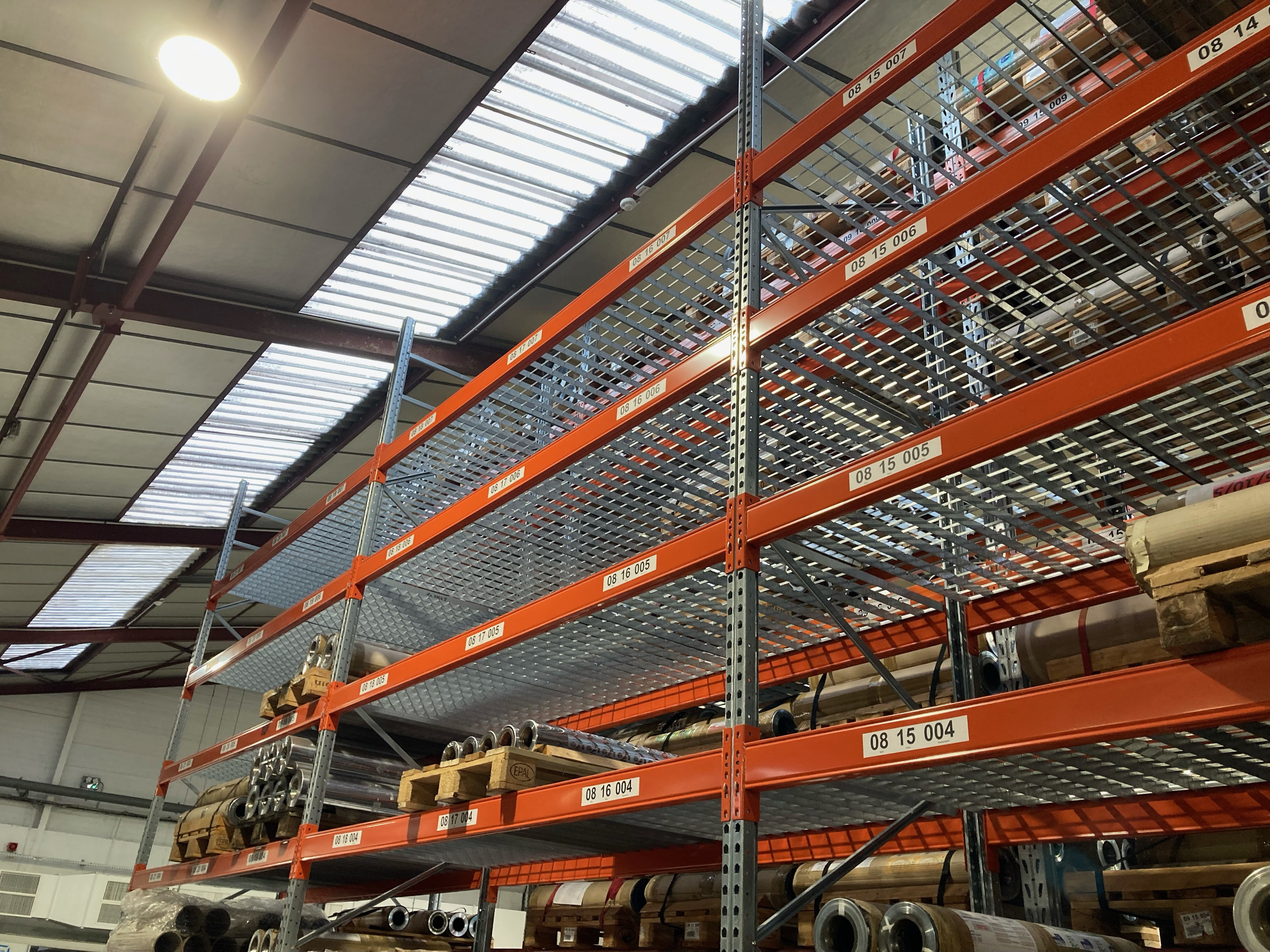 Sprinkler positionné au-dessus des grilles de stockage