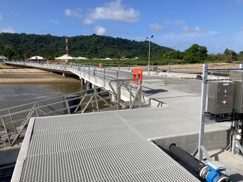 Caillebotis en polyester sur base navale