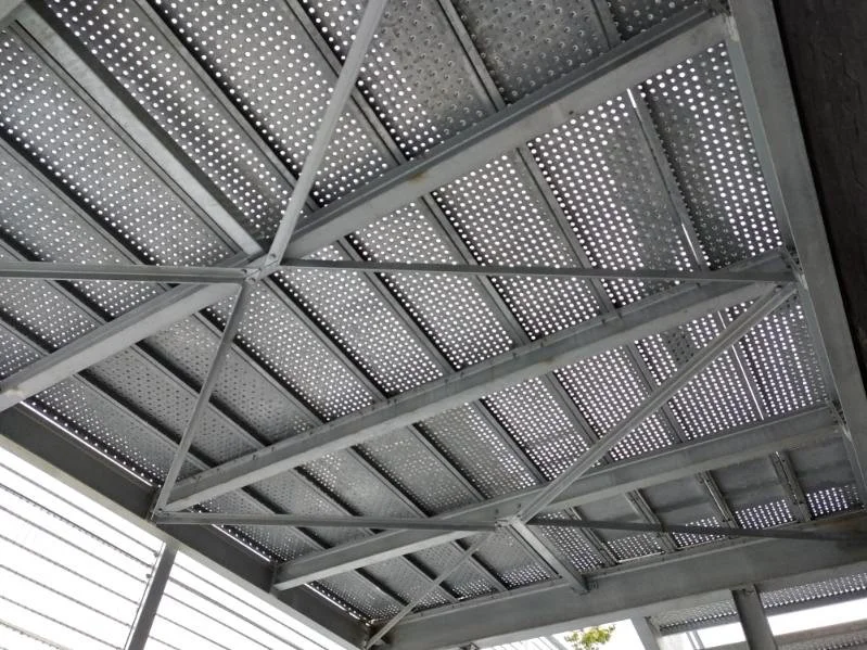 Piéton sur plancher industriel composé de grilles de sécurité