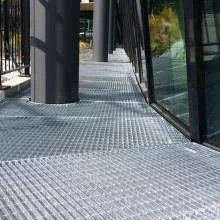 référence réalisation élégante alliance entre la serrurerie métallique et ce bâtiment moderne