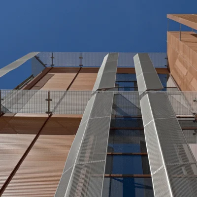 référence réalisation caillebotis en metal avec galvanisation pour habillage de façade