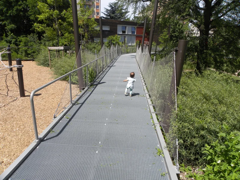 réalisation d'un cheminement piéton en caillebotis dans un parc