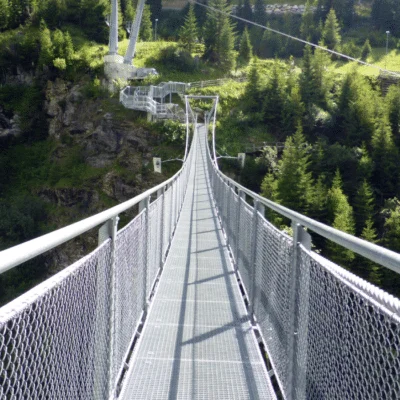 référence réalisation passerelle piétonne réalisée en caillebotis métallique