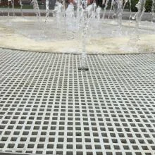 référence réalisation fontaine avec revêtement en caillebotis résine concave