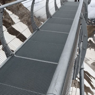 référence réalisation plancher auto portant en montagne grâce au caillebotis avec crantage double sur barres porteuses et barres insérantes