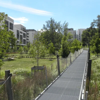 référence réalisation plancher pmr en caillebotis dans cet ensemble urbain