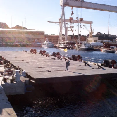 référence réalisation caillebotis extérieur avec intégration de rails pour chargement/déchargement sur barge