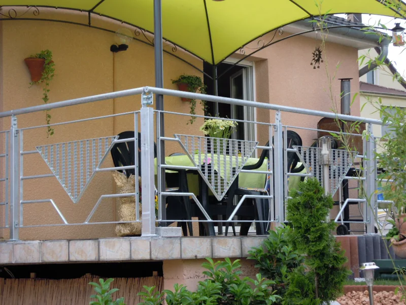 Garde-corps pour une terrasse avec panneaux de remplissage en caillebotis au design moderne
