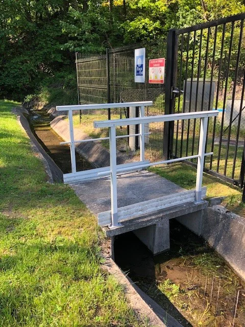 Garde-corps en polyester empêchant les chutes de part et d’autres du passage