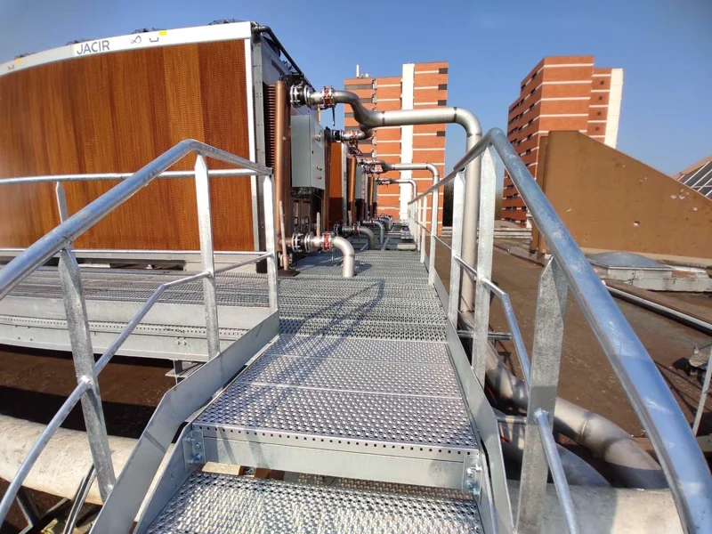 Grilles de sécurité pour passerelle industrielle et marches d’escaliers antidérapantes