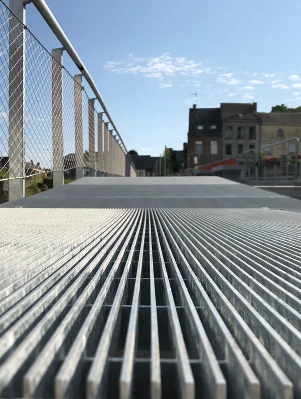 Sur la lame débordante, l’entretoise dépasse la structure de 10 mm lui donnant un aspect peigne