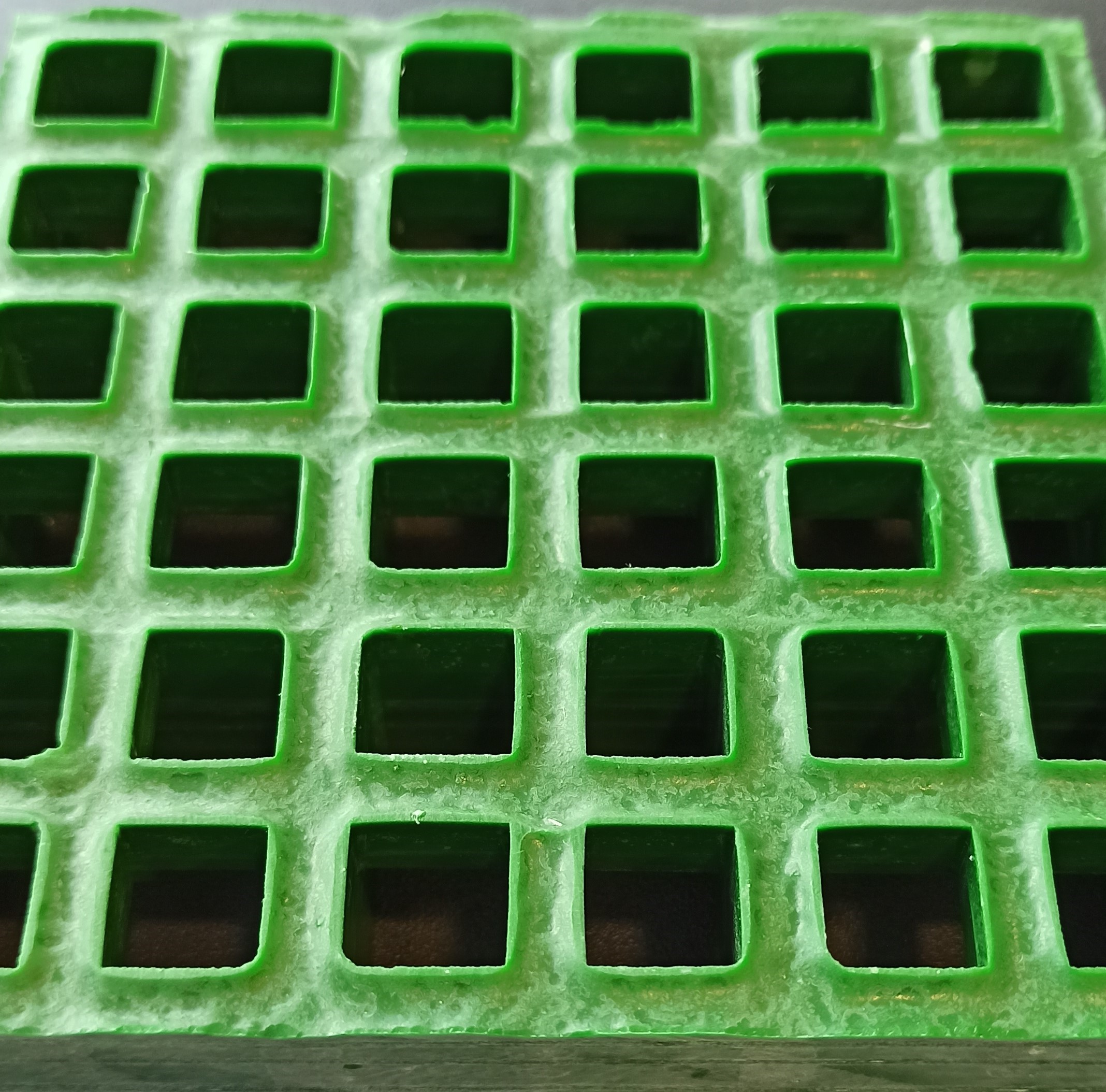 Maille de sécurité 19x19 disponible en caillebotis polyester