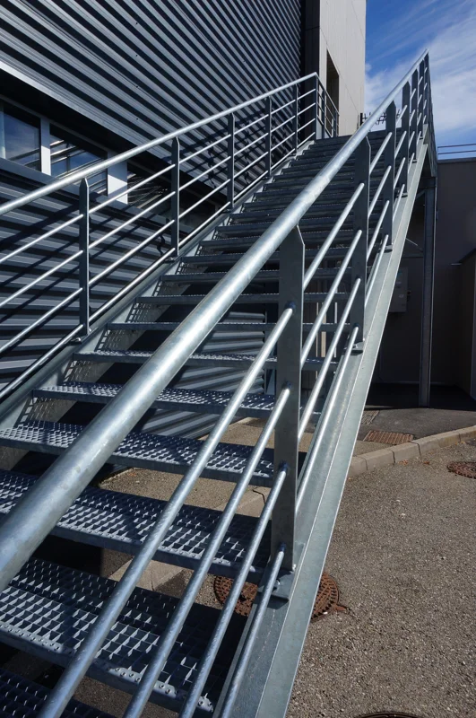 Marche d’escalier en caillebotis métallique