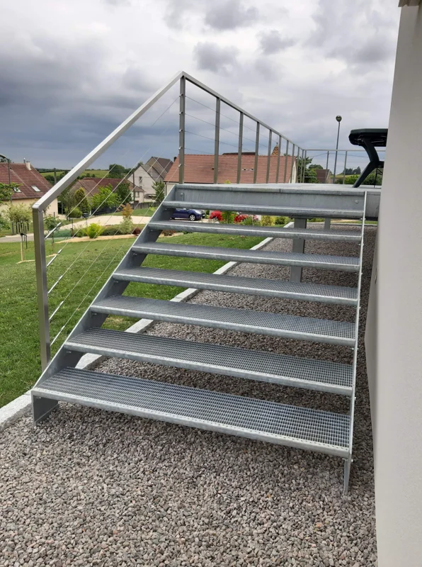Marches d’escaliers en caillebotis pressés permettant l’accès à la terrasse d’un particulier