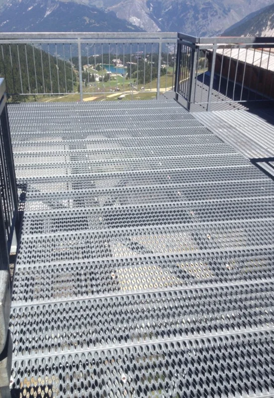 Passerelle extérieure en grille de sécurité, autre produit proposé par JK Technic