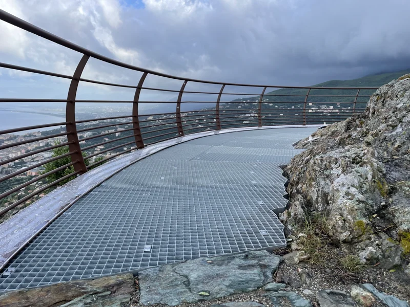 Passerelle piétonne sur belvédère en caillebotis avec forme de découpe pour épouser les aspérités de la montagne