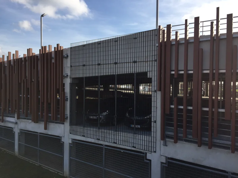 Entre protection et transparence, le caillebotis peut s’employer en façade d’un parking