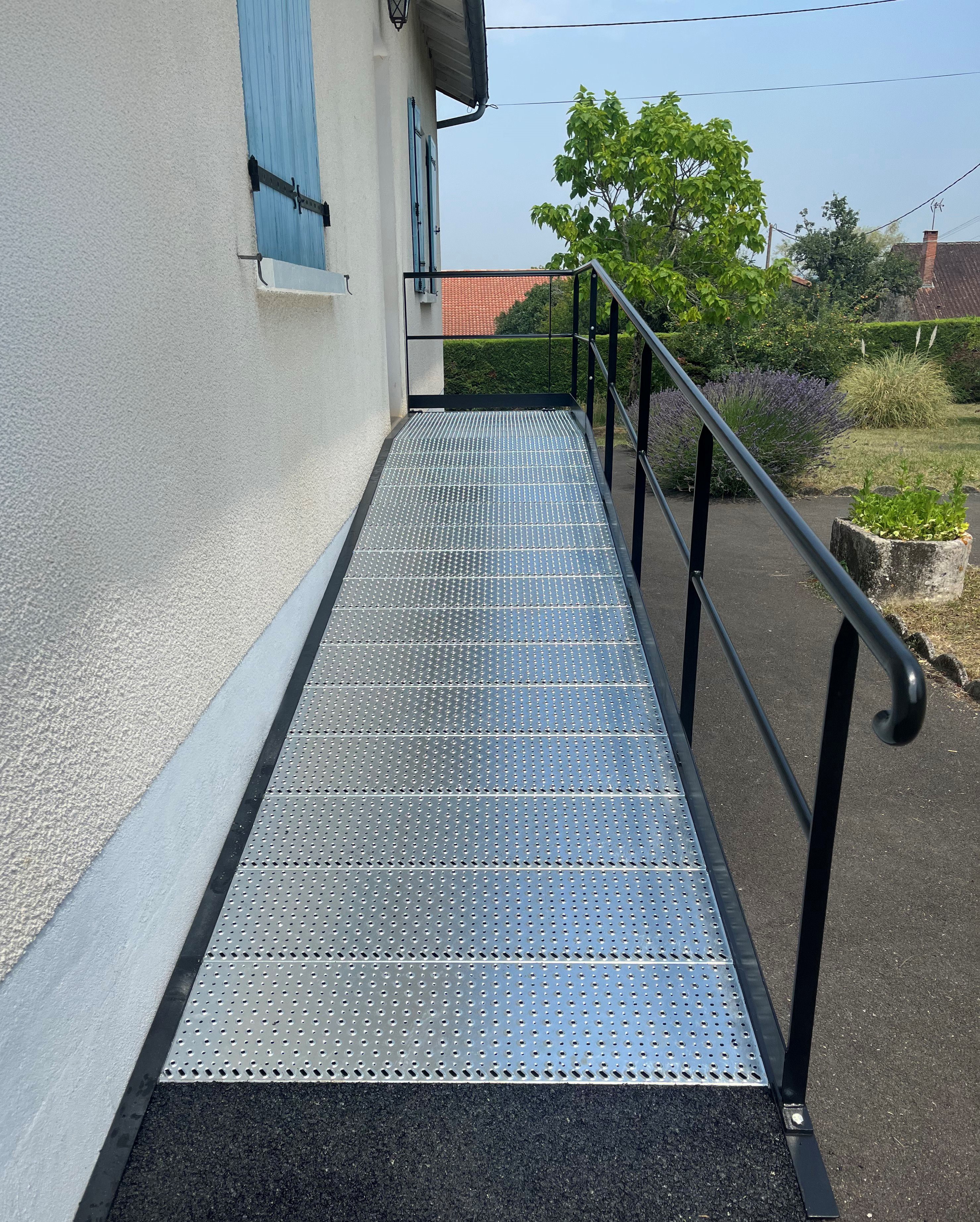 Rampe d’accès réalisée avec des grilles de sécurité PS-PMR avec nez texturé