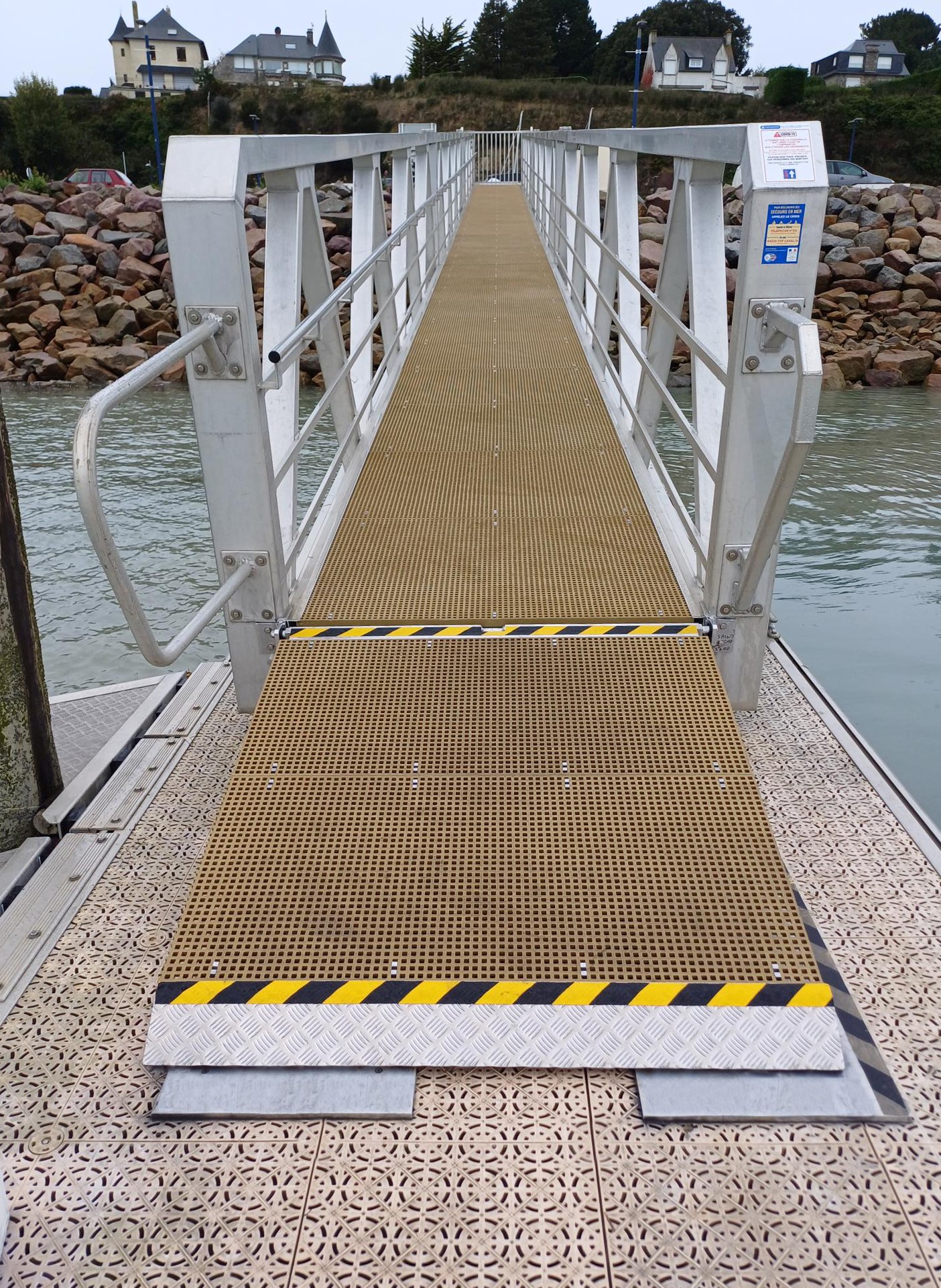Rampe en caillebotis polyester avec maille de sécurité 19x19