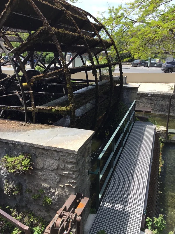 Rampe en caillebotis polyester pour l’entretien d’un moulin à eau