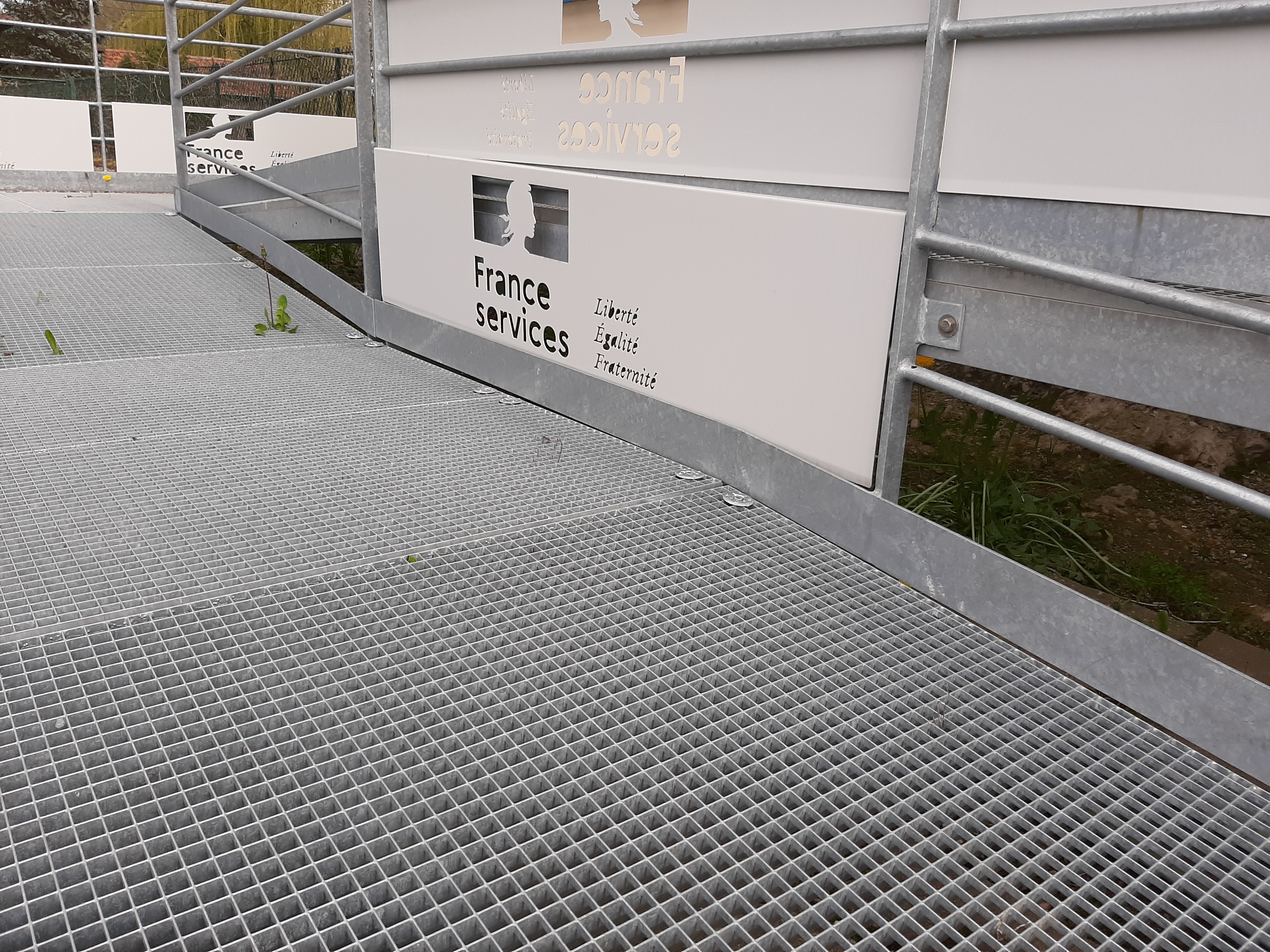 Rampe en caillebotis pressé avec maille de sécurité 19x19