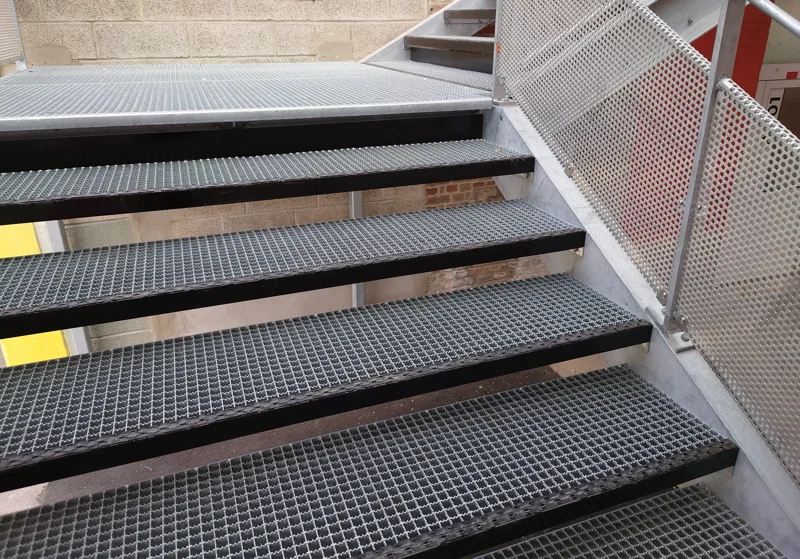 Grating stair treads with 19x19 safety mesh and contrasting nose