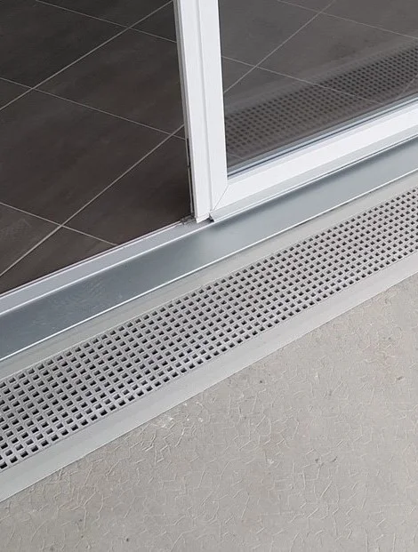 Seuil de porte en caillebotis polyester permettant une transition parfaite avec les menuiseries extérieures