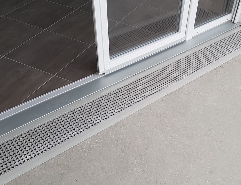   Marches en caillebotis pressé menant à la terrasse d'une maison individuelle