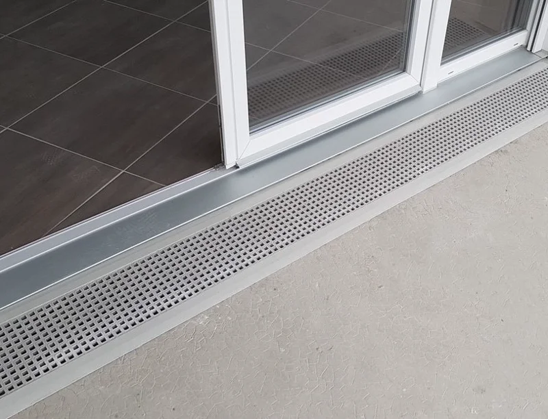  Marches en caillebotis pressé menant à la terrasse d'une maison individuelle