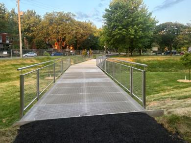 Le Caillebotis pressé en Inox 304 DKP de JK Technic : Une touche de modernité pour la passerelle du parc Pierre Bédard de Montréal